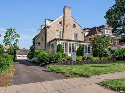 2740 Main St