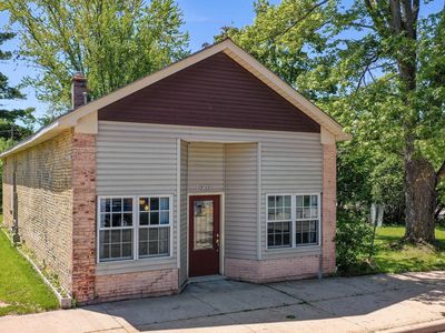 W5643 Main St
