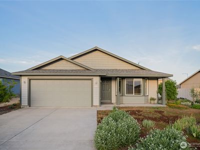 902 Country Avenue NE