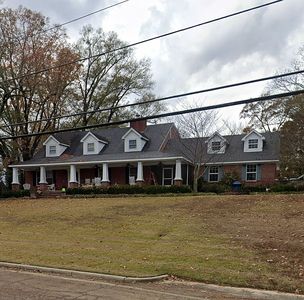 671 E Lee Blvd
