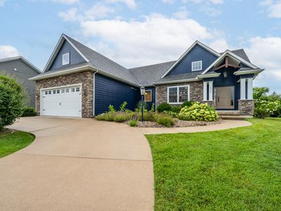2400 Bay Pointe Dr