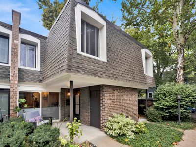 1635 W Belle Plaine Ave