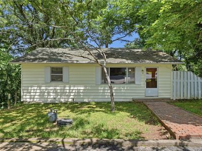 16 College St