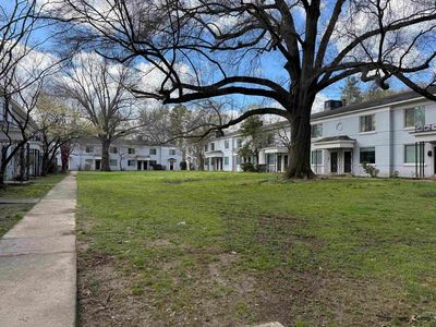 585 E Pkwy N #6