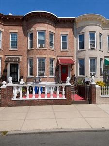 353 E 35th St