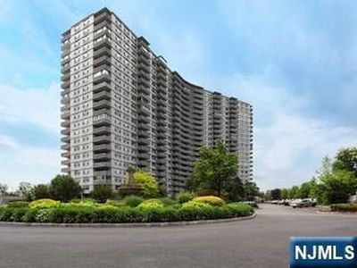 2000 Linwood Ave APT 18G