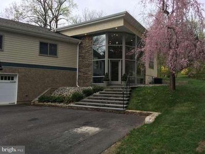 215 Oakwood Ln
