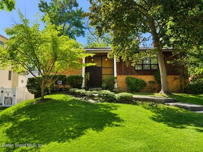 136 Adelaide Ave