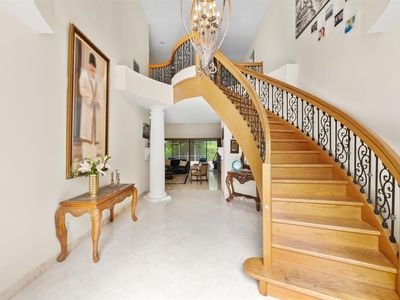 1935 Las Colinas Way