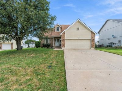 Property at 1112 Camelot Dr, Raymore, MO