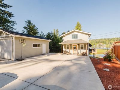 8022 Long Lake Road SE