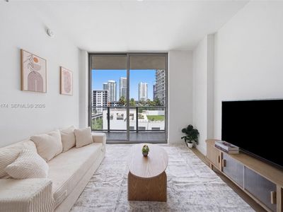 90 NE 32nd St #811