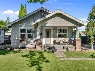 403 S Acacia Ave