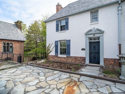 19 Mayfair Ln