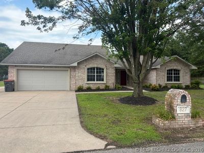 827 Chatsworth Dr