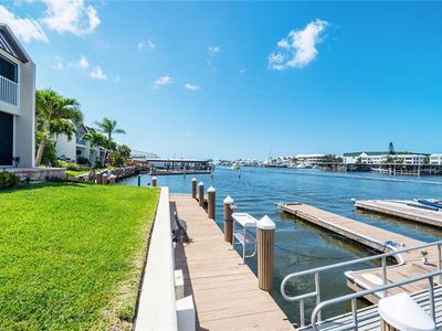 800 River Point Dr APT 536