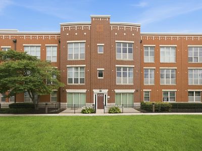 318 E 25th Pl APT 2E