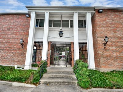 2711 Briarhurst Dr APT 18