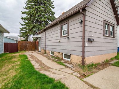 211 9th Ave NE