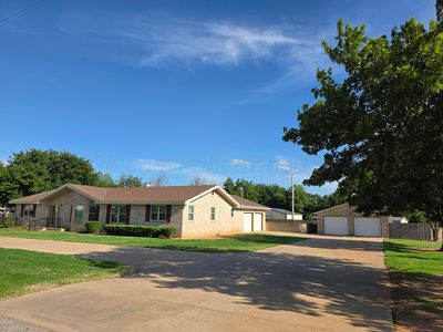 2113 Country Club Dr