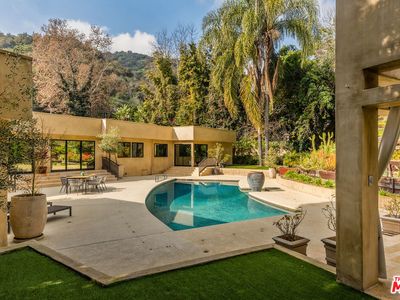 1634 Benedict Canyon Dr