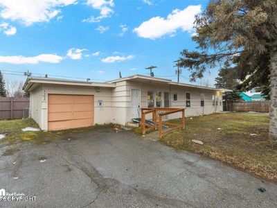 1102 W 29th Pl