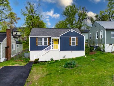 2918 Woodbine Ave