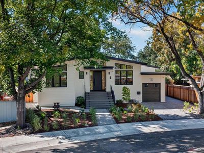 1084 Moffett Cir