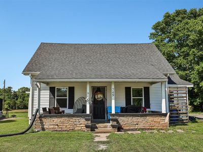749 N Main St