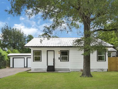 1202 N Roberson St