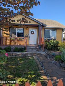 Property at 110 E Bartlett Ave, Selah, WA
