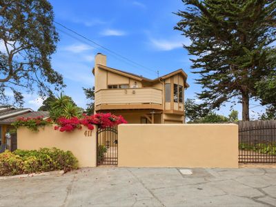 411 Estrella Ave