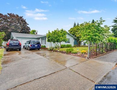 243 NW Sunny Dr