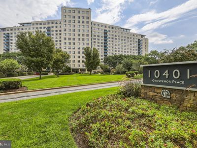 10401 Grosvenor Pl APT 420