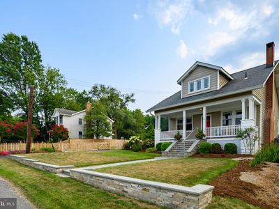 208 Edgewater Dr