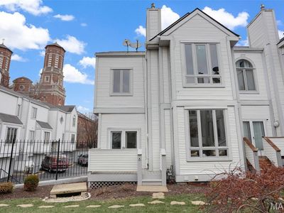 8 Columbus Square Dr