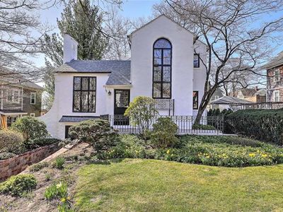 21 Laurel Ave