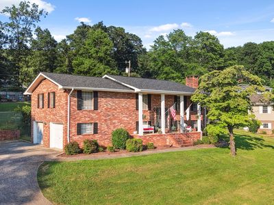 2124 Colonial Parkway Dr