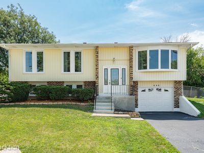 Property at 525 King Arthur Way, Bolingbrook, IL