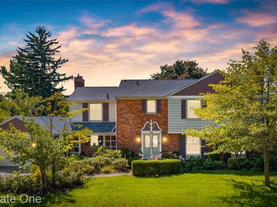 Property at 69 Willow Tree Pl, Grosse Pointe Shores, MI