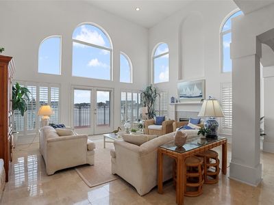 1615 Corniche St