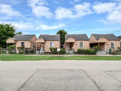 3317 Sampson St