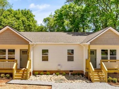 5722/5724 Wallwood Rd