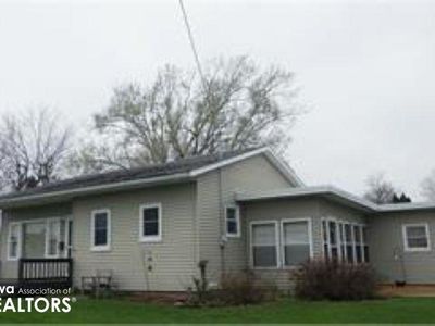 Property at 1401 F Ave, Vinton, IA