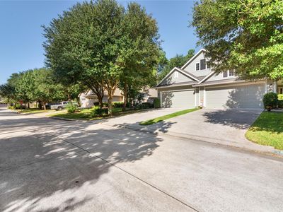 Property at 11 Abercrombie Pl, Conroe, TX
