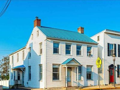 201 W Main St