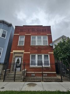 2318 W Grand Ave