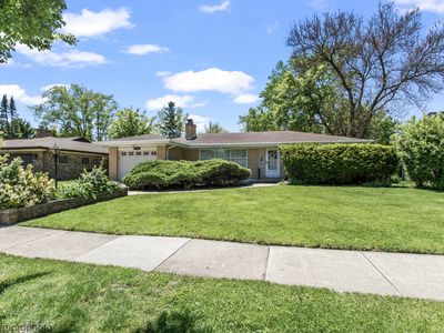 Property at 109 W Berkshire Ln, Mount Prospect, IL