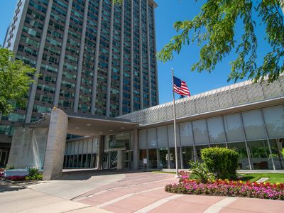 3600 N Lake Shore Dr APT 1421