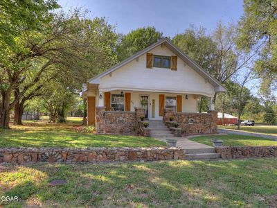 211 W Kneeland